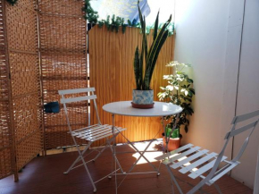 Un lugar encantador con una pequeña terraza